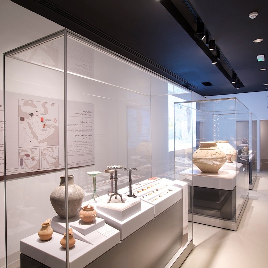 FRANK Glasvitrinen im Saruq Al-Hadid Archaeological Museum in Dubai. Ausgestellt werden Fundstücke aus der Eisenzeit der Verinigten Emirate (UAE).