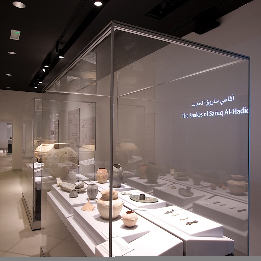 Gang im Saruq Al-Hadid Archealogical Museum, bestückt mit mehreren zerlegbaren Frank Ausstellungsvitrinen aus Glas. Sie schützen einzigartige Funstücke aus der Eisenzeit in den Vereinigten Arabischen Emiraten.