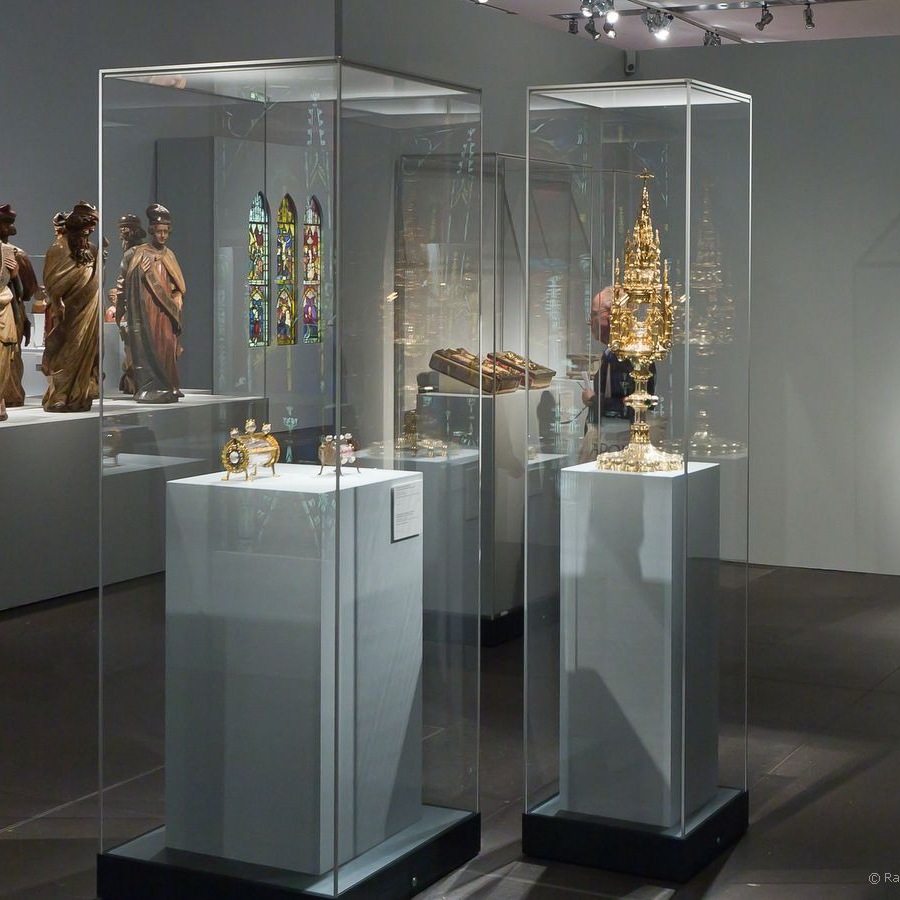 bespoke display cases for museums
